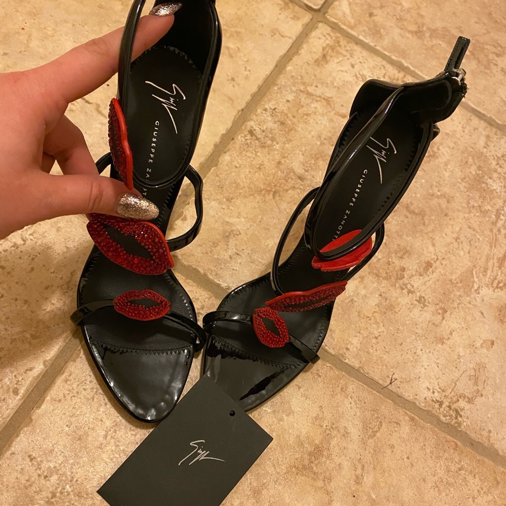 Giuseppe Zanotti Three-Band Lip Heel